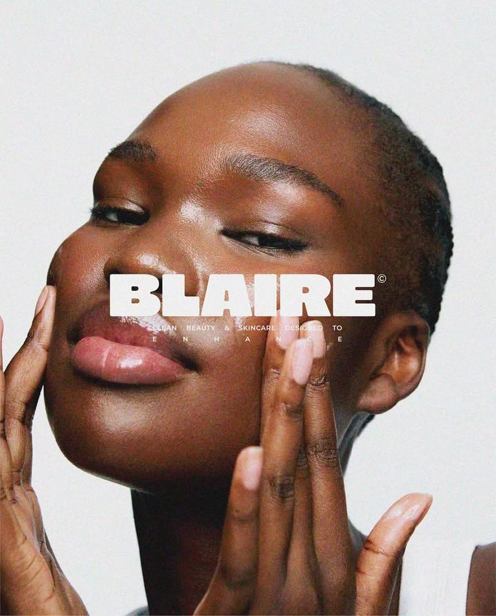 Référence éditoriale : logotype affirmé posé sur un portrait beauté
