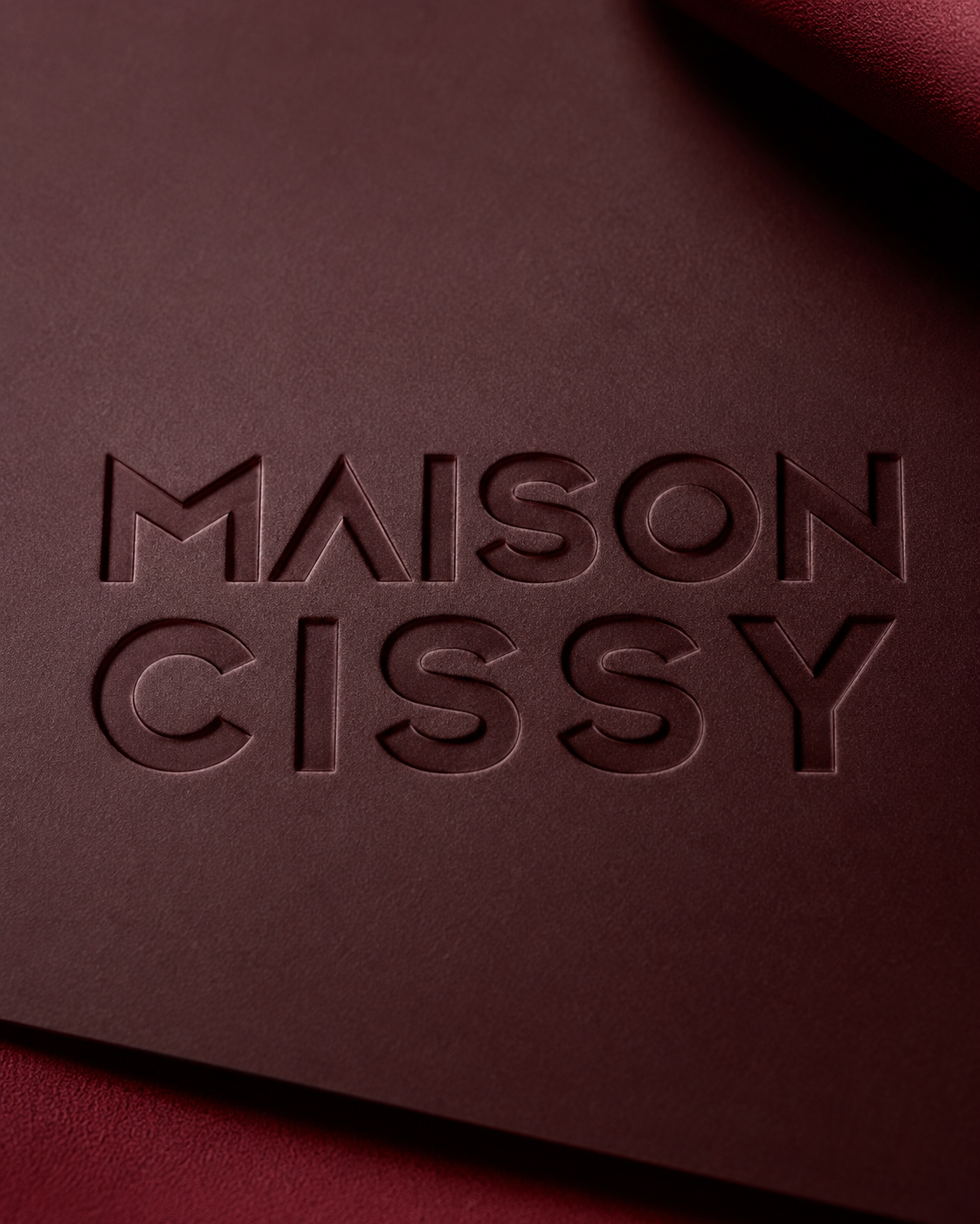 Logo Maison Cissy gaufré sur cuir bordeaux